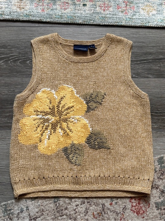 Liz Claiborne Tops - 🌺Liz Claiborne🌺 (Liz Sport) Floral Tan Knit Sweater Top